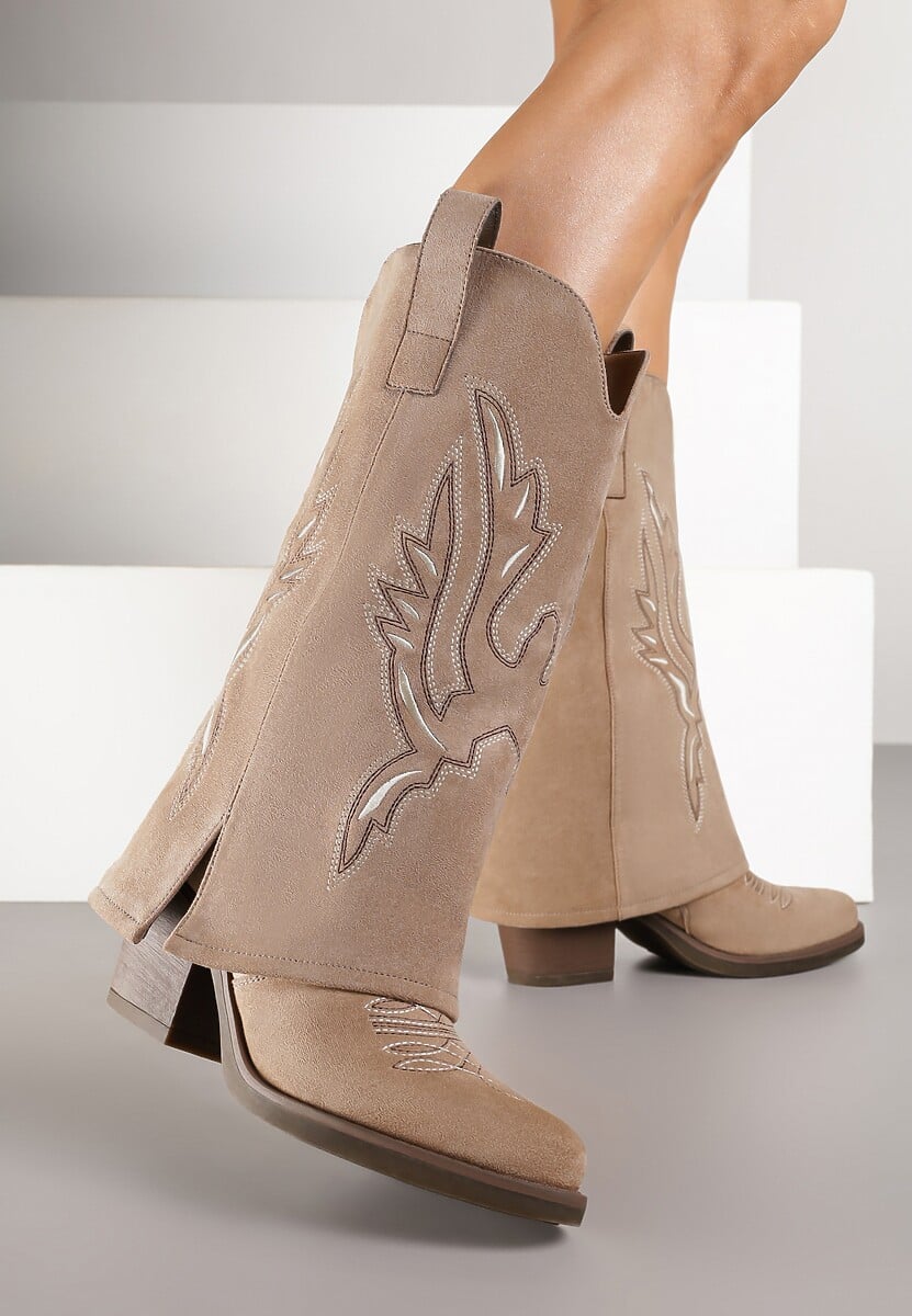 Ciemnobeżowe Kozaki w Stylu Kowbojek na Słupku z Haftem i Wywiniętą Cholewką Emmiste