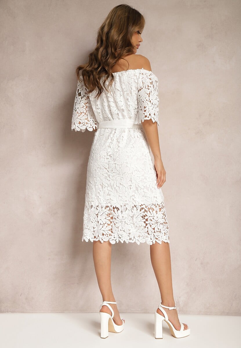 Biała Sukienka o Klasycznym Fasonie z Koronką i Paskiem Ineslina