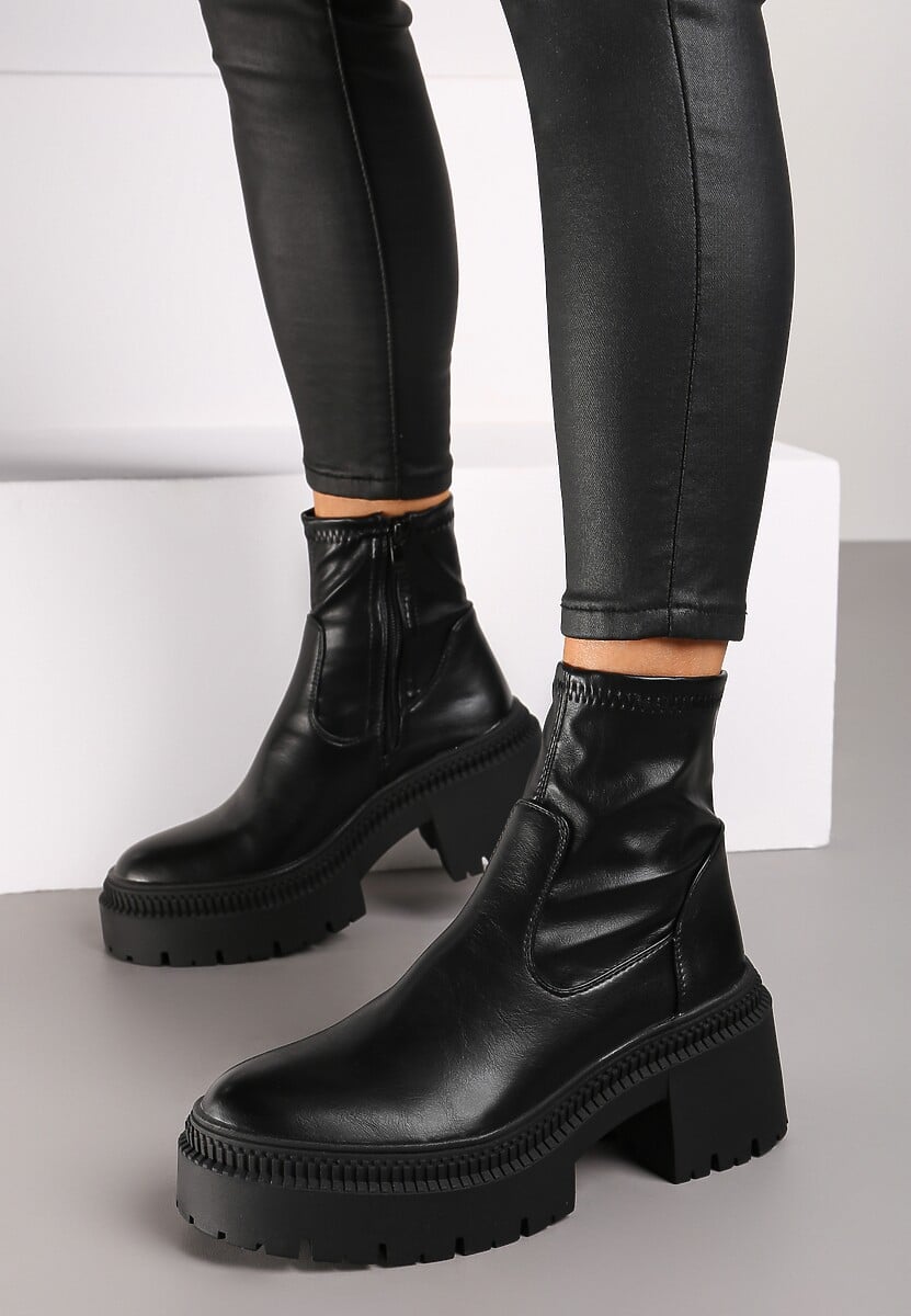 Czarne Botki na Słupku i Lekkiej Platformie z Dopasowaną Cholewką Irinda