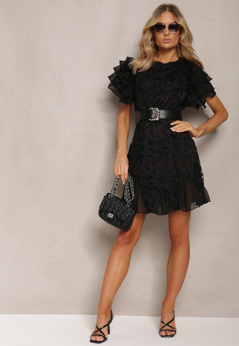 Czarna Sukienka Dopasowana Mini z Koronką i Falbankami Offiamea