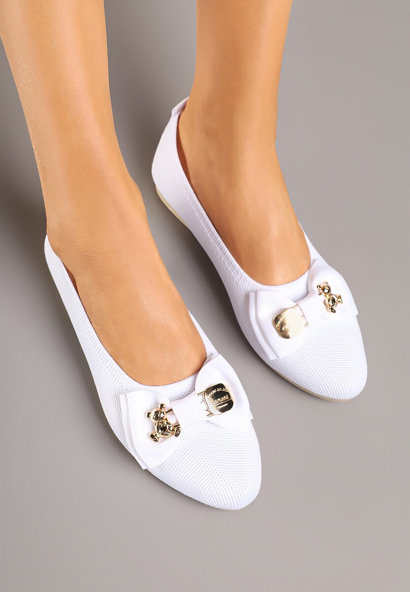 Białe Balerinki Ozdobione Metalicznymi Aplikacjami i Kokardą Bretella
