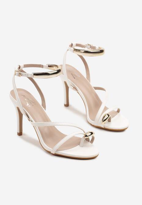 Białe Sandały na Szpilce Japonki Ozdobione Metalicznymi Aplikacjami Talimi