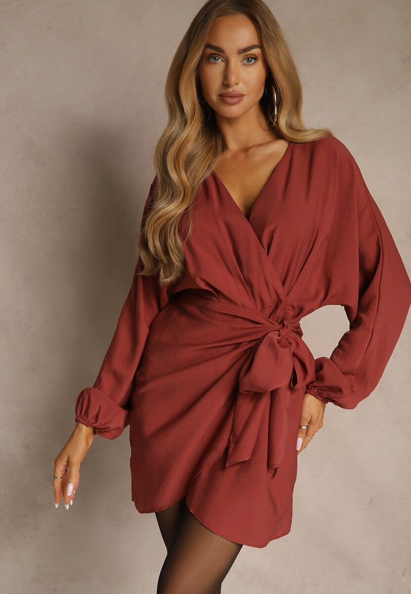 Czerwona Kopertowa Sukienka z Wiskozy z Bufiastymi Rękawami Wiązana w Talii Anevra
