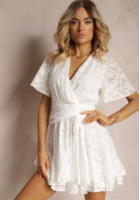 Biała Rozkloszowana Sukienka z Dekoltem Zapinanym na Napy Tarae