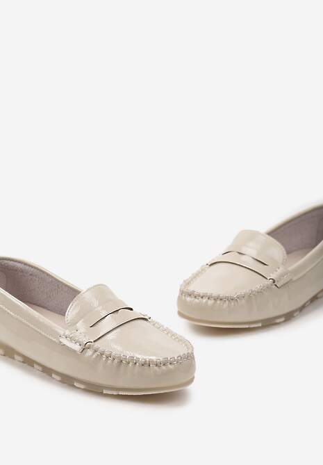 Beżowe Klasyczne Mokasyny z Lakierowanej Imitacji Skóry Aelwn