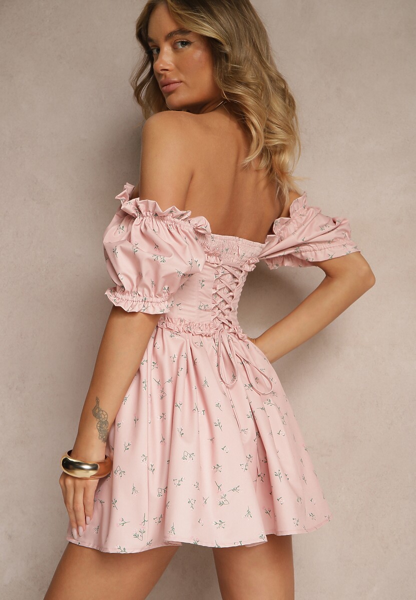 Różowa Sukienka Vices Ozdobiona Wiązaniem Falbankami i Bufkami z Kwiatami Tolilea