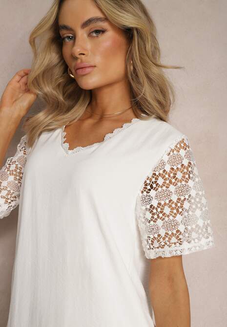 Biała Sukienka Mini o Luźnym Kroju z Bawełny Ozdobiona Koronką Kerilia