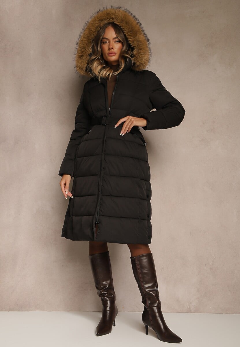 Czarna Pikowana Kurtka o Długim Kroju z Paskiem i Kapturem z Futrem Aveslia