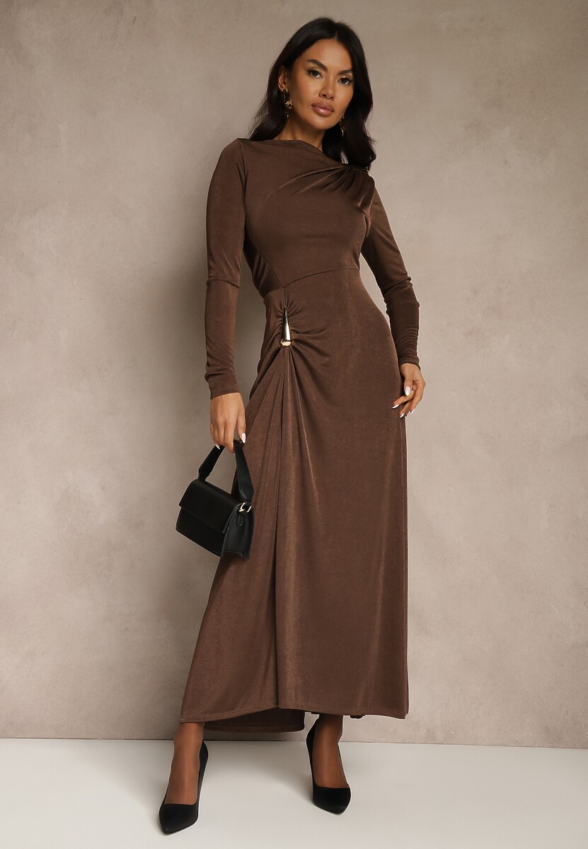 Brązowa Sukienka Koktajlowa z Marszczeniem i Metaliczną Ozdobą Retanda