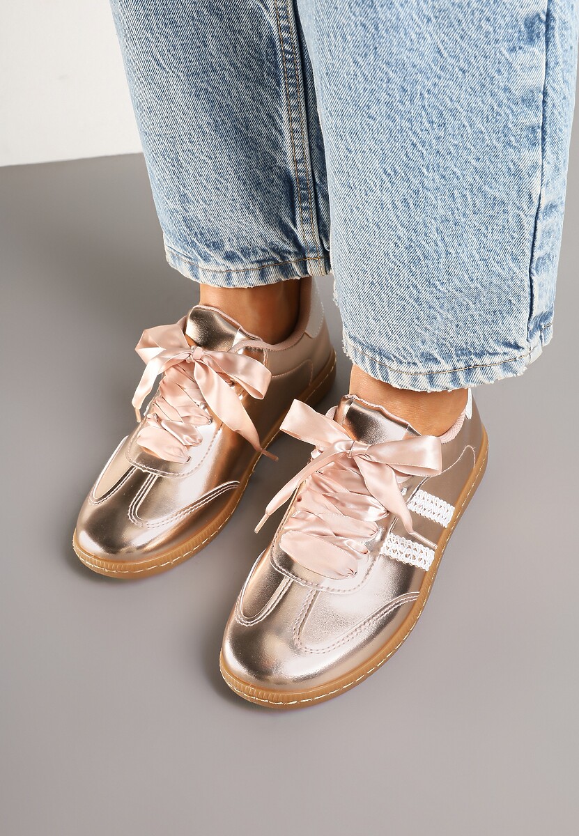 Szampańskie Lakierowane Sneakersy w Stylu Tenisówek z Koronkowymi Paskami Deoriva