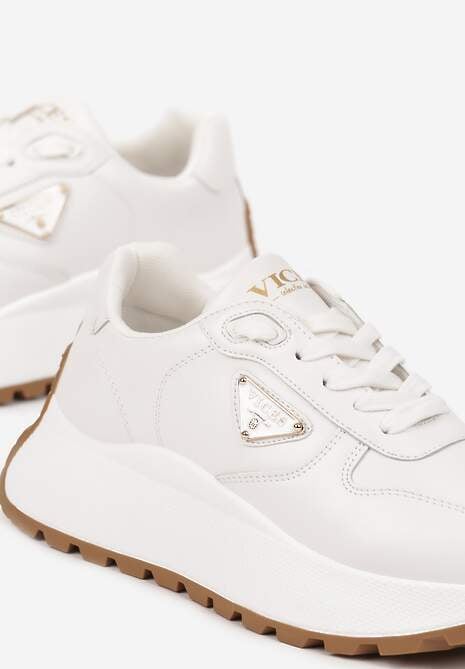 Białe Sneakersy Vices na Platformie Ozdobione Metaliczną Aplikacją Nelviera
