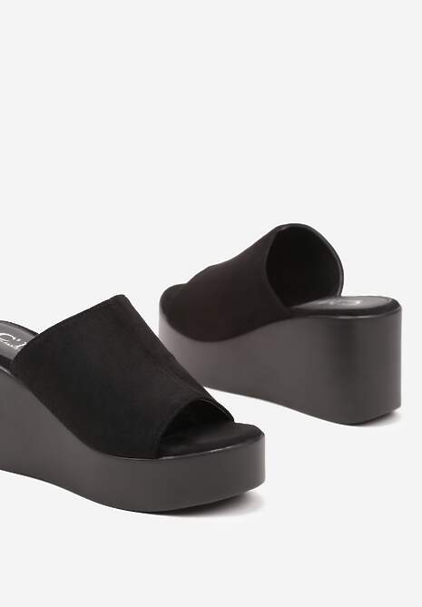 Czarne Klapki na Koturnie w Klasycznym Stylu Foneira