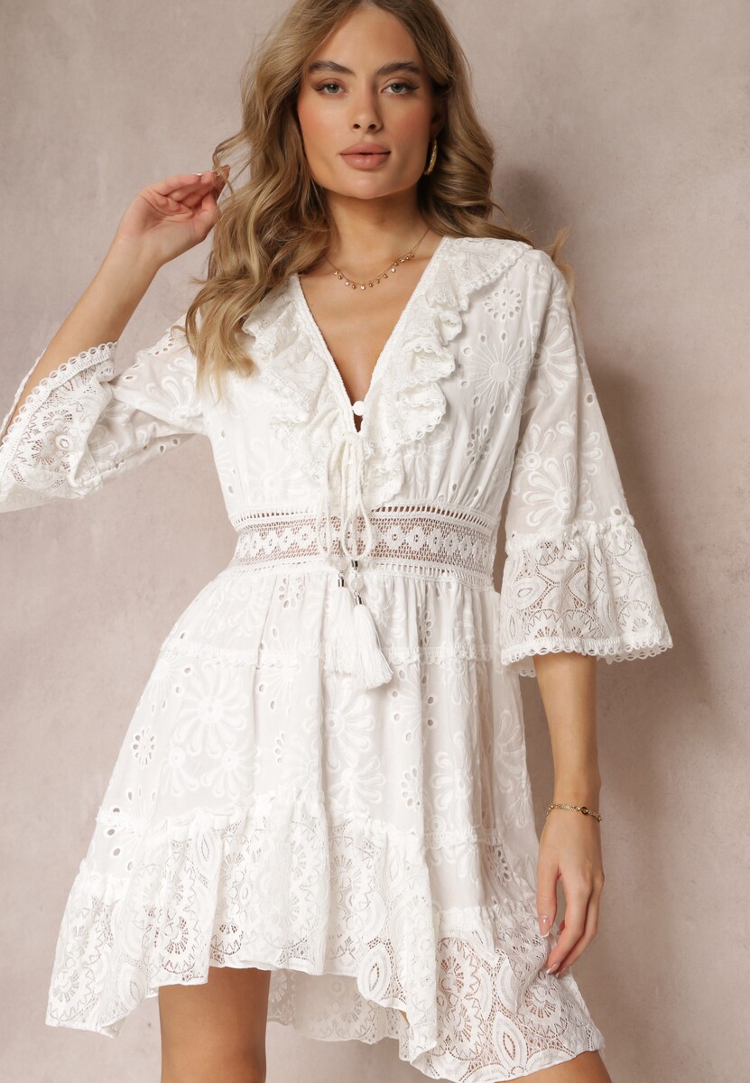 Biała Rozkloszowana Sukienka Mini z Dłuższym Tyłem i Koronkowymi Wstawkami Ralan