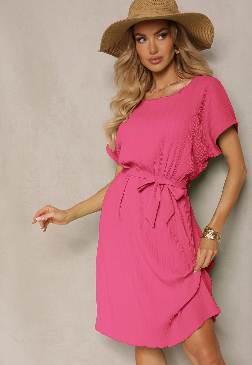 Fuksjowa Sukienka o Pudełkowym Kroju i Paskiem w Talii Tiarina