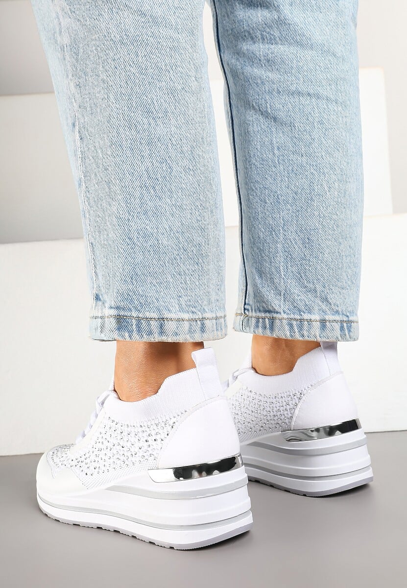 Białe Sneakersy na Koturnie Ozdobione Metaliczną Aplikacją i Cyrkoniami Fasilna