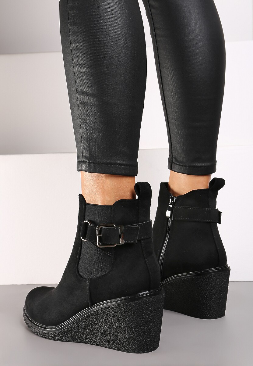 Czarne Botki Sztyblety na Koturnie z Ozdobną Klamrą Erillia