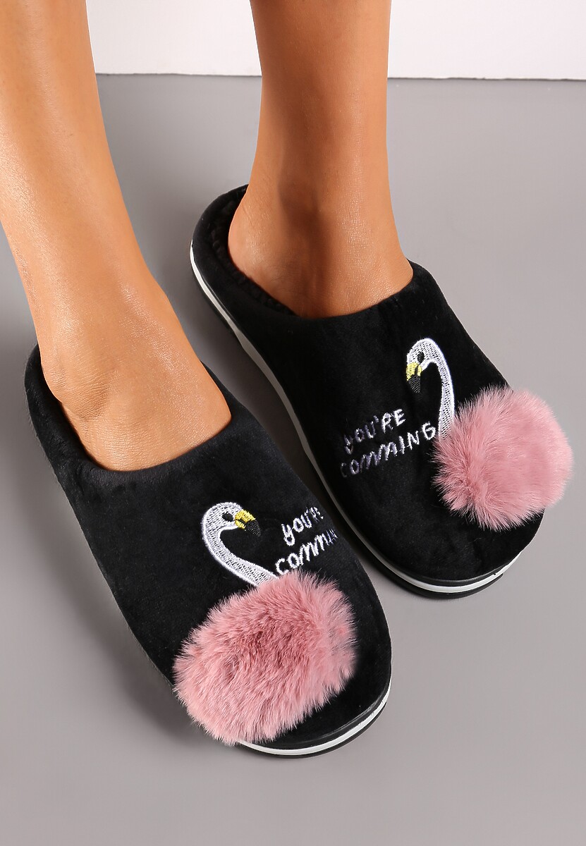 Czarne Kapcie na Płaskiej Podeszwie z Pomponem i Haftem Xamela