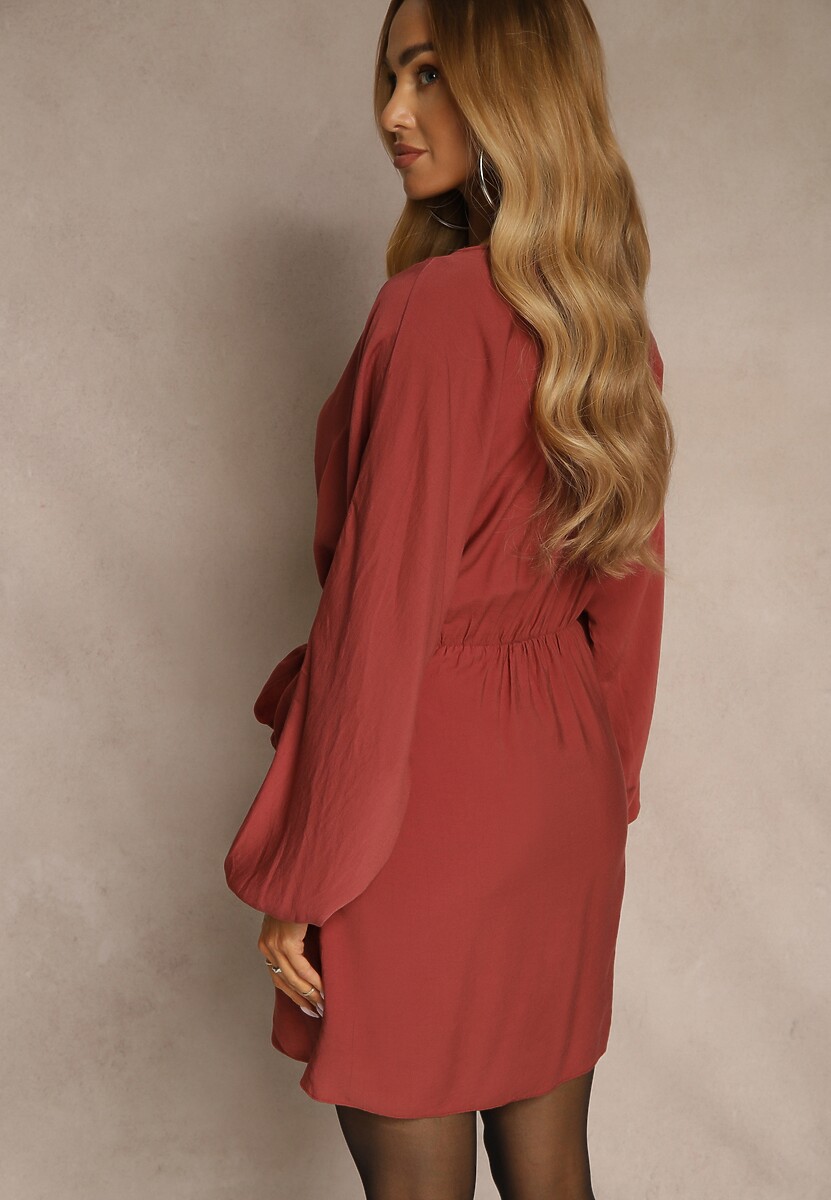 Czerwona Kopertowa Sukienka z Wiskozy z Bufiastymi Rękawami Wiązana w Talii Anevra