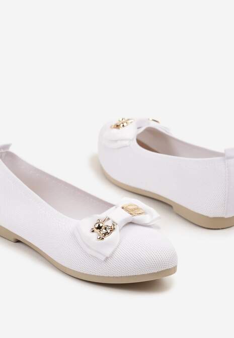 Białe Balerinki Ozdobione Metalicznymi Aplikacjami i Kokardą Bretella