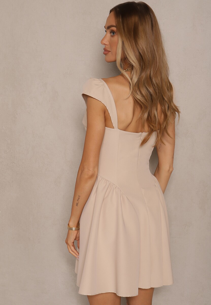 Beżowa Sukienka o Rozkloszowanym Kroju na Ramiączkach z Ozdobnym Dekoltem Salaviel