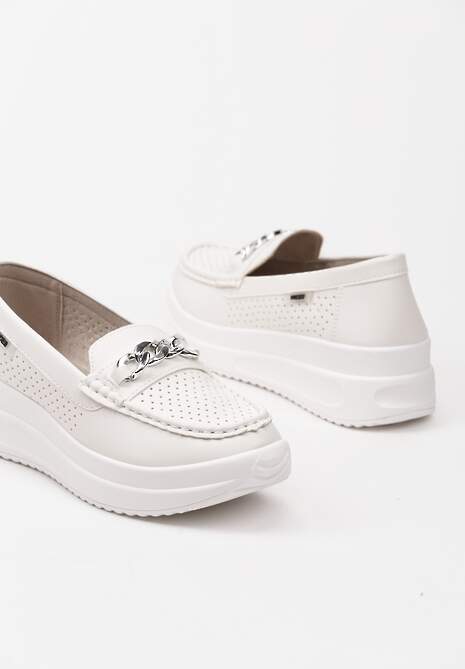 Białe Mokasyny na Platformie Wykończone Perforacją i Łańcuszkiem Tessamarie