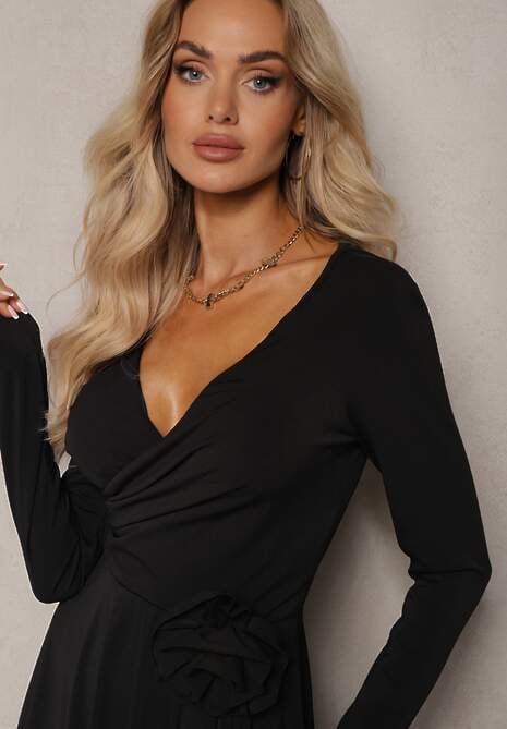 Czarna Sukienka Asymetryczna z Odpinaną Broszką w Kształcie Kwiatka Incendia