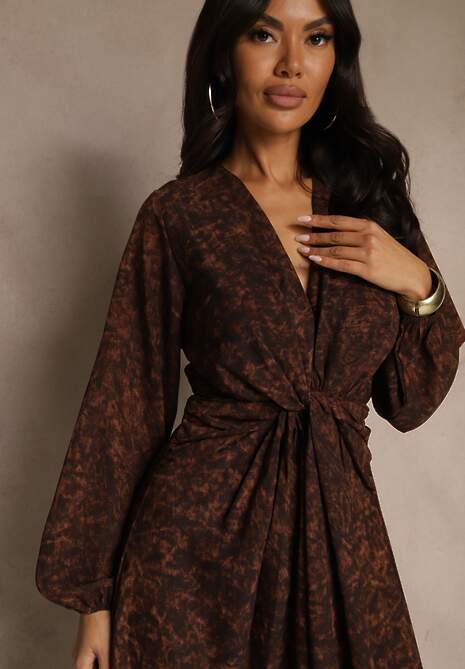 Brązowa Sukienka z Rozcięciem na Nogę Ozdobiona Marszczeniem Zozanne