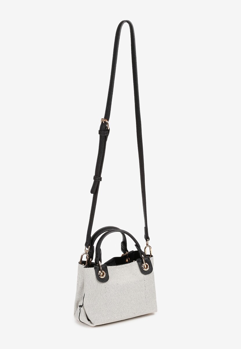 Czarna Torebka o Klasycznym Kształcie z Rączką i Paskiem Ozdobiona Zawieszką Elathia