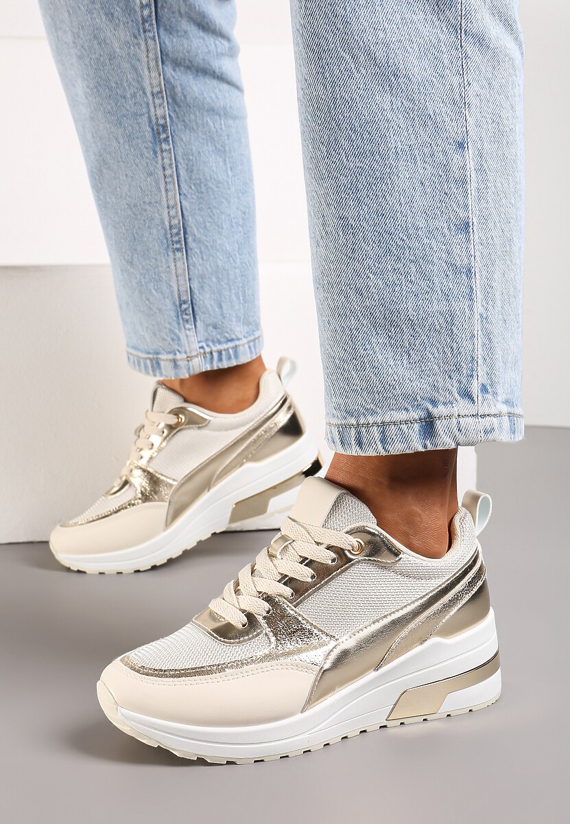 Beżowe Sneakersy na Niewysokim Koturnie z Metalicznymi Naszywkami Swerdia