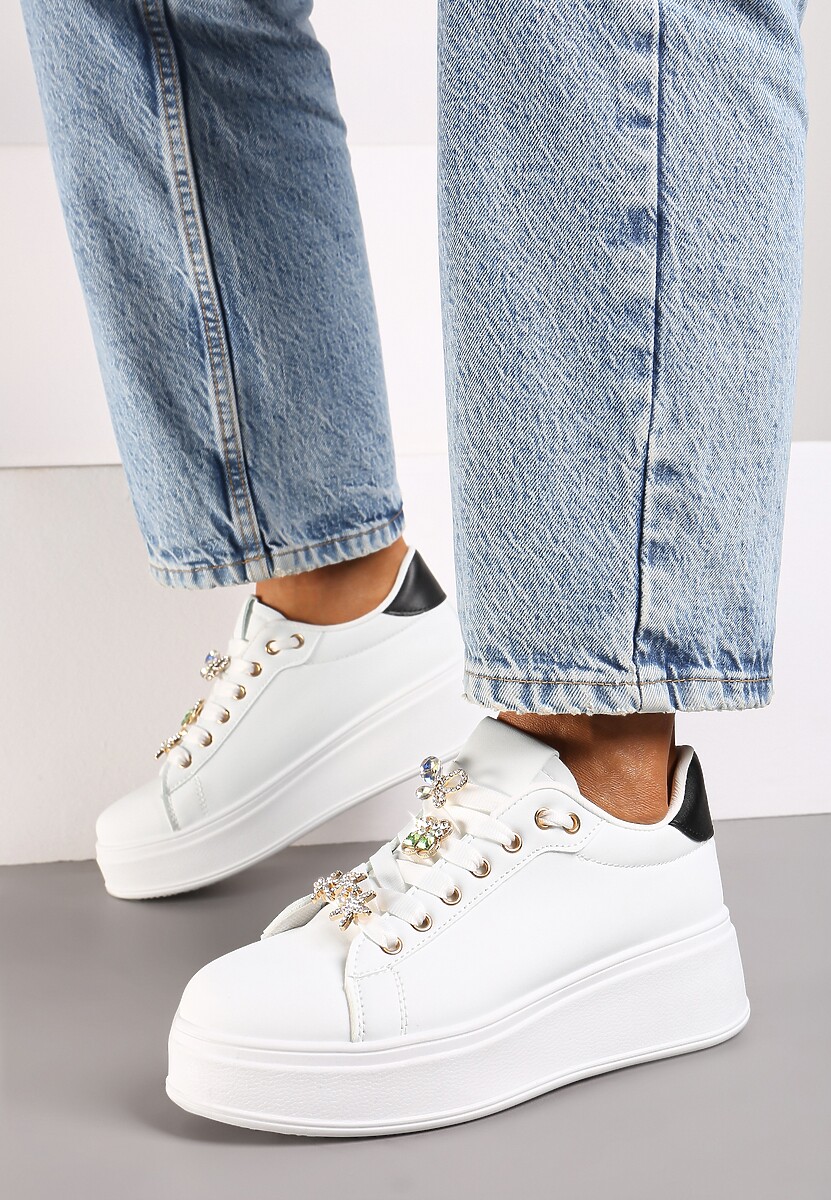 Biało-Czarne Sneakersy na Płaskiej Podeszwie Ozdobione Aplikacjami Motyli i Rozgwiazd Asnoria