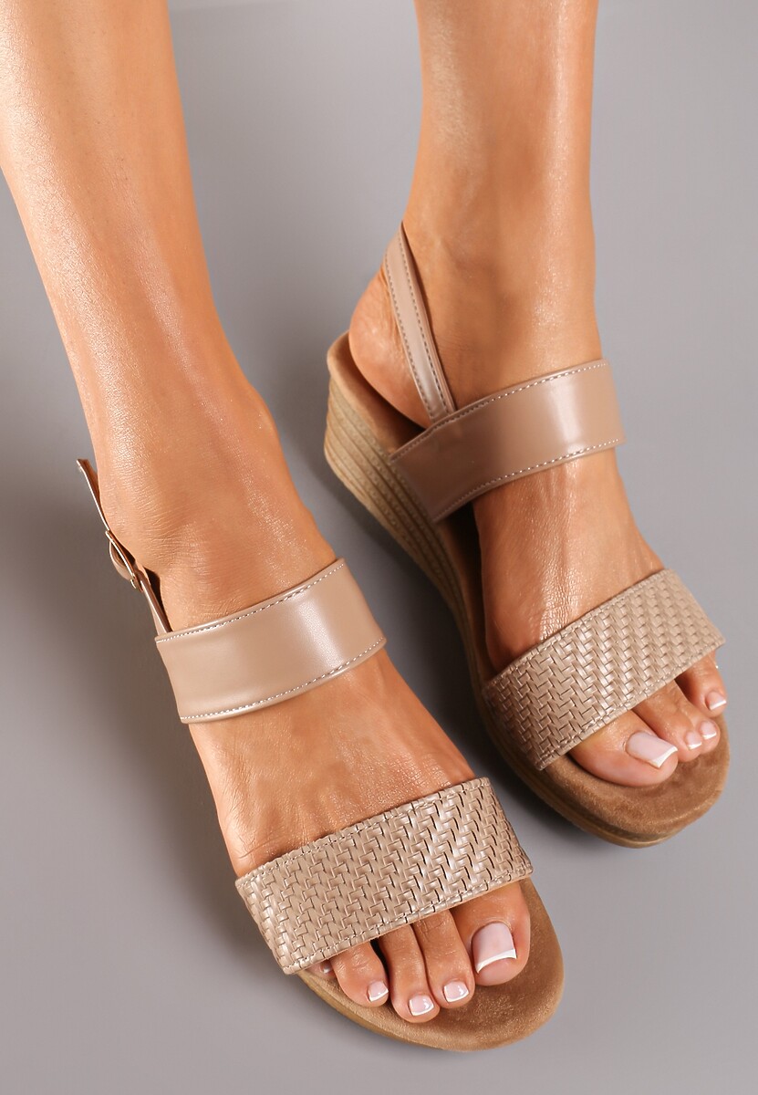 Ciemnobeżowe Sandały na Niewysokim Koturnie ze Sprzączką Garila