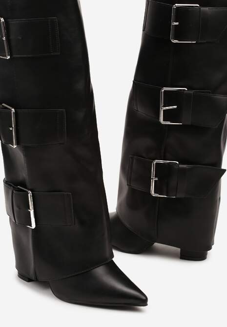 Czarne Rockowe Kozaki na Słupku z Wywiniętą Cholewką Wykończone Klamrami Navlaya