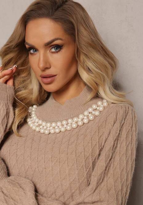 Ciemnobeżowy Sweterkowy Golf w Romby z Bufiastymi Rękawami i Perełkowym Naszyjnikiem Ravalia