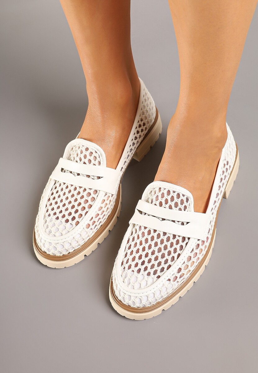 Białe Ażurowe Mokasyny z Ozdobnym Paskiem Uliarwena