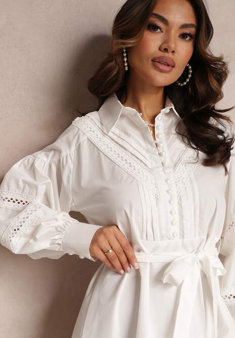 Biała Koszulowa Sukienka z Perłowymi Guzikami i Koronkowymi Wstawkami Shyanne