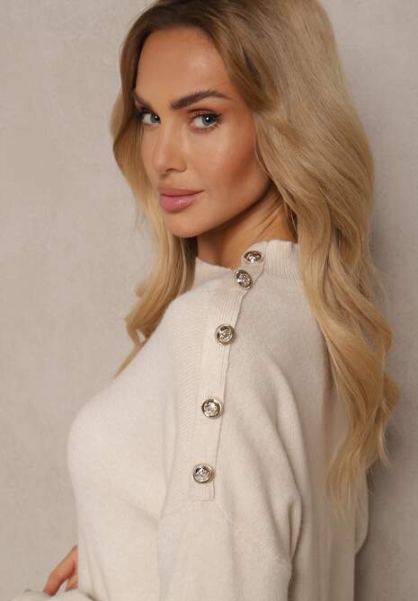 Jasnobeżowy Sweter Półgolf z Modalem i Wiskozą Ozdobiony Guzikami Setannia