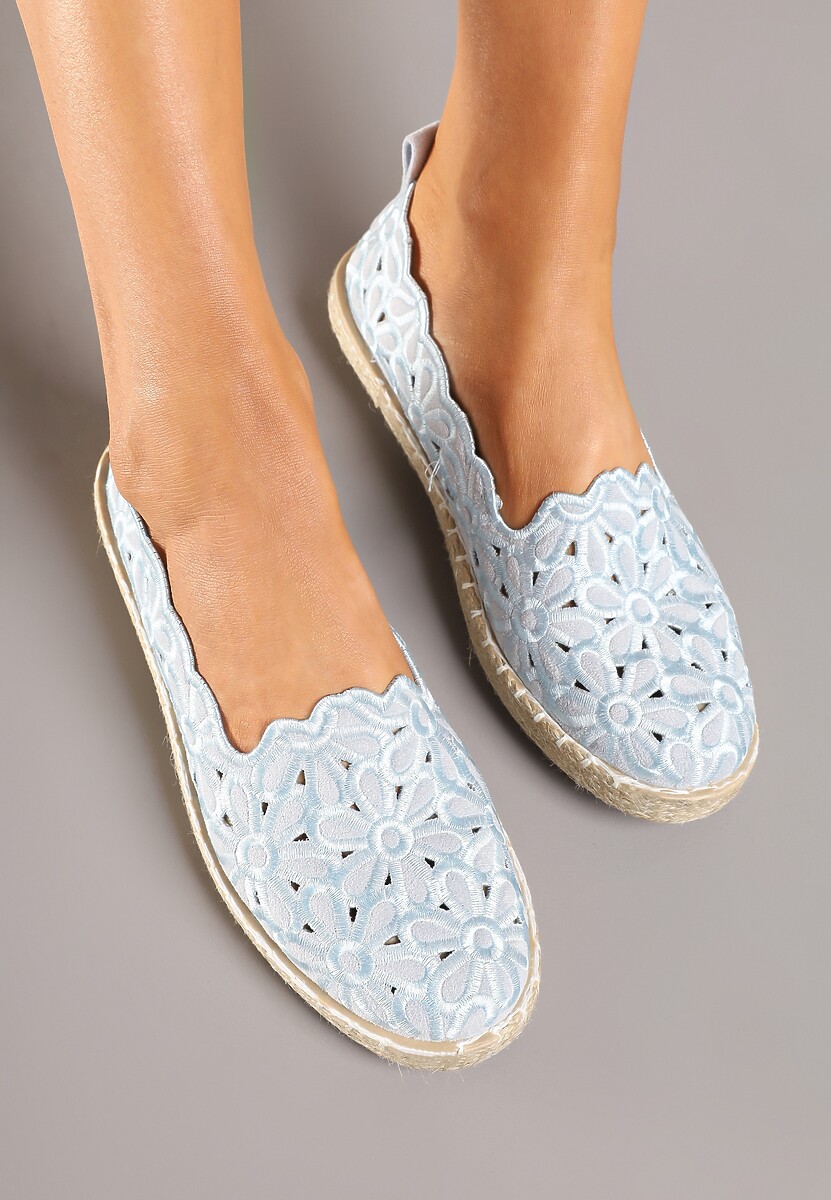 Jasnoniebieskie Plecione Espadryle Vices z Kwiatowym Motywem z Ażurowymi Wycięciami Honavia