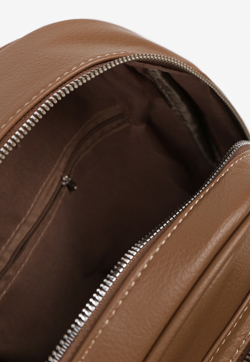 Ciemnobeżowy Plecak z Paskami z Możliwością Regulacji Zdobiony Metalową Aplikacją Oledi