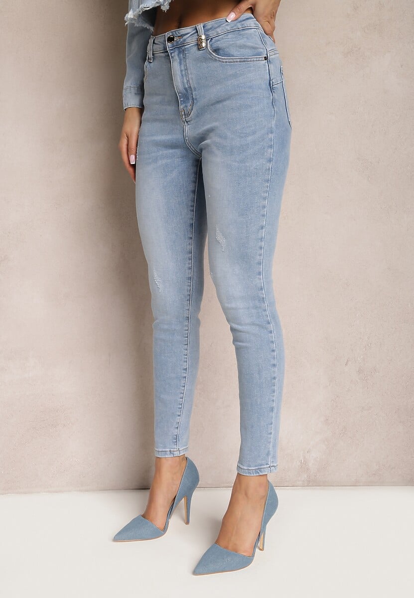 Jasnoniebieskie Jeansy o Dopasowanym Fasonie z Ozdobną Szlufką z Przodu Valmarie