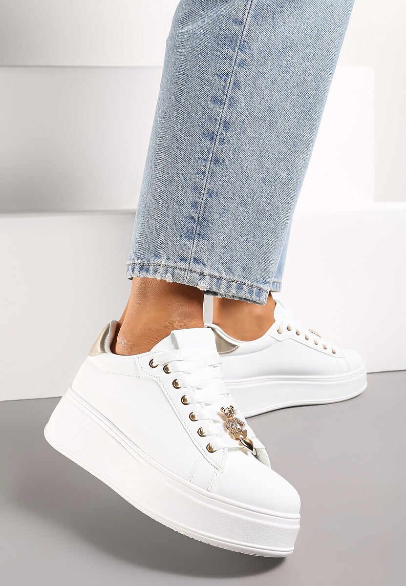 Biało-Złote Sneakersy na Platformie z Metalowymi Zawieszkami i Cyrkoniami Nioko