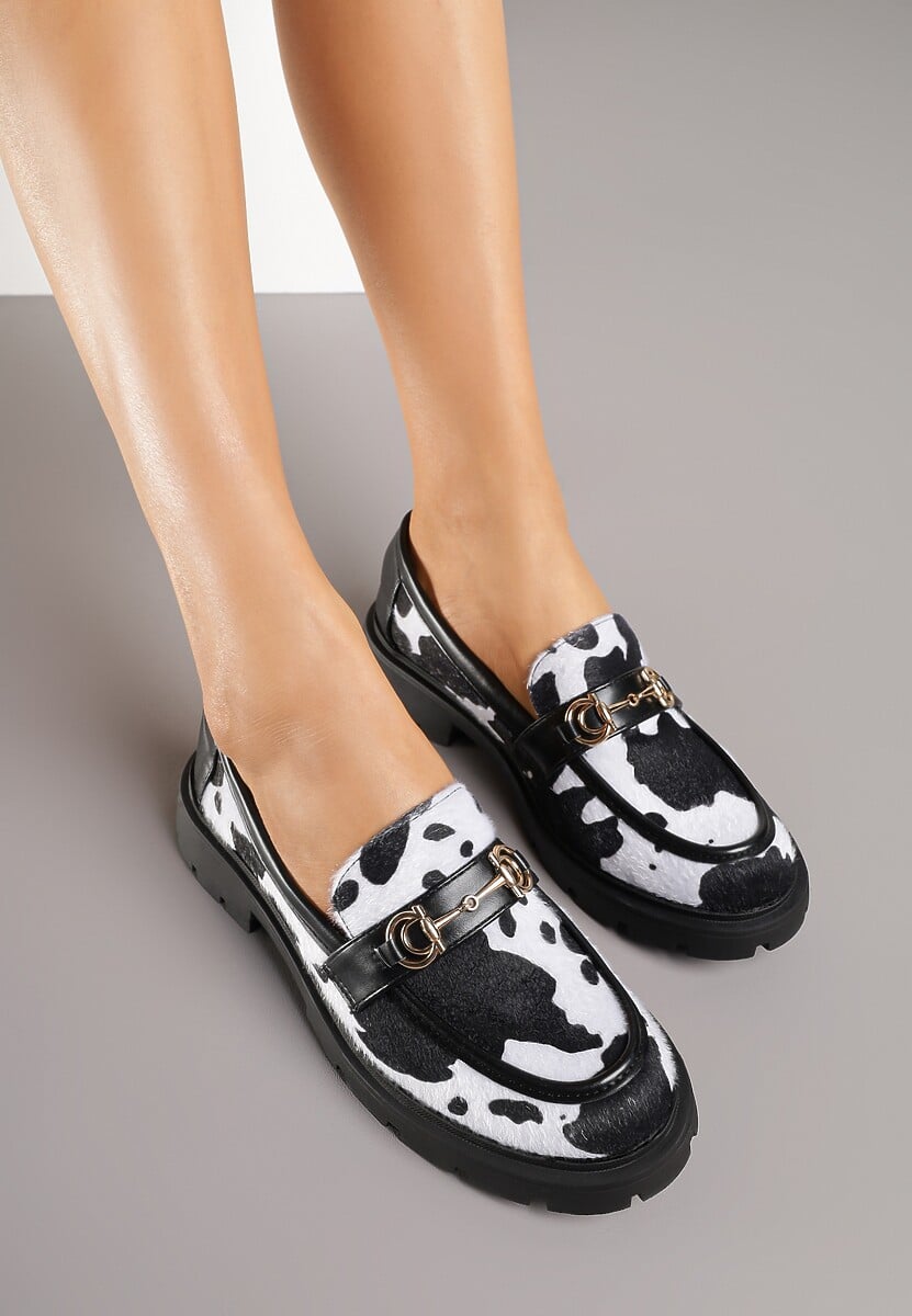 Czarno-Białe Mokasyny w Krowie Łaty z Metaliczną Aplikacją Riluvia