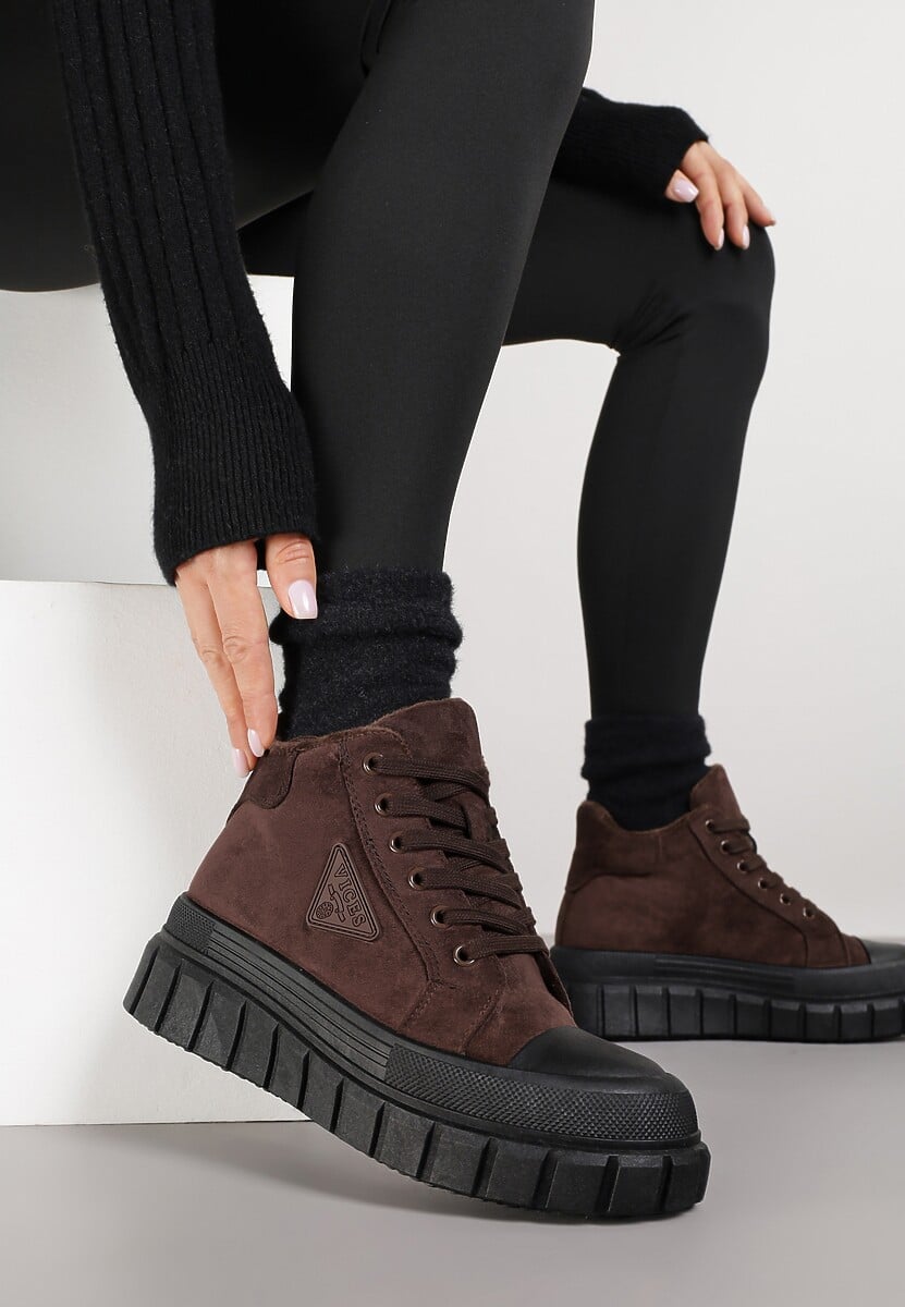 Ciemnobeżowe Botki Vices Typu Trapery na Platformie z Tłoczeniem i Aplikacją Gioselda