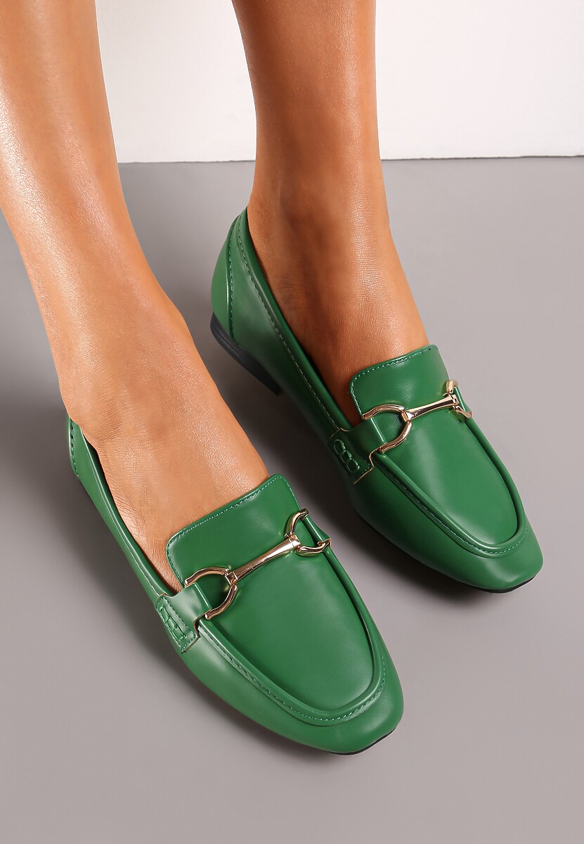 Białe Klasyczne Mokasyny z Kwadratowym Noskiem na Płaskim Obcasie Ozdobione Klamrą Aldreda