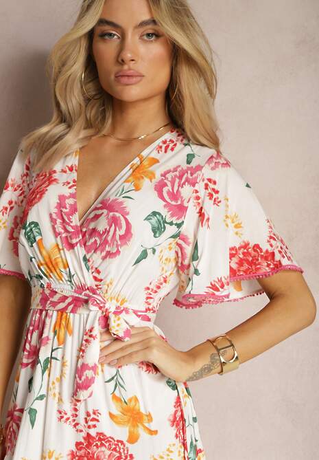 Biała Sukienka z Kopertowym Dekoltem i Falbanką Ozdobiona Kwiatowym Motywem Nisavela