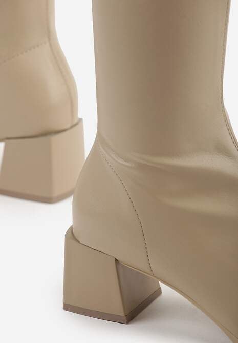 Ciemnobeżowe Kozaki na Geometrycznym Słupku z Kwadratowym Noskiem Brikalona