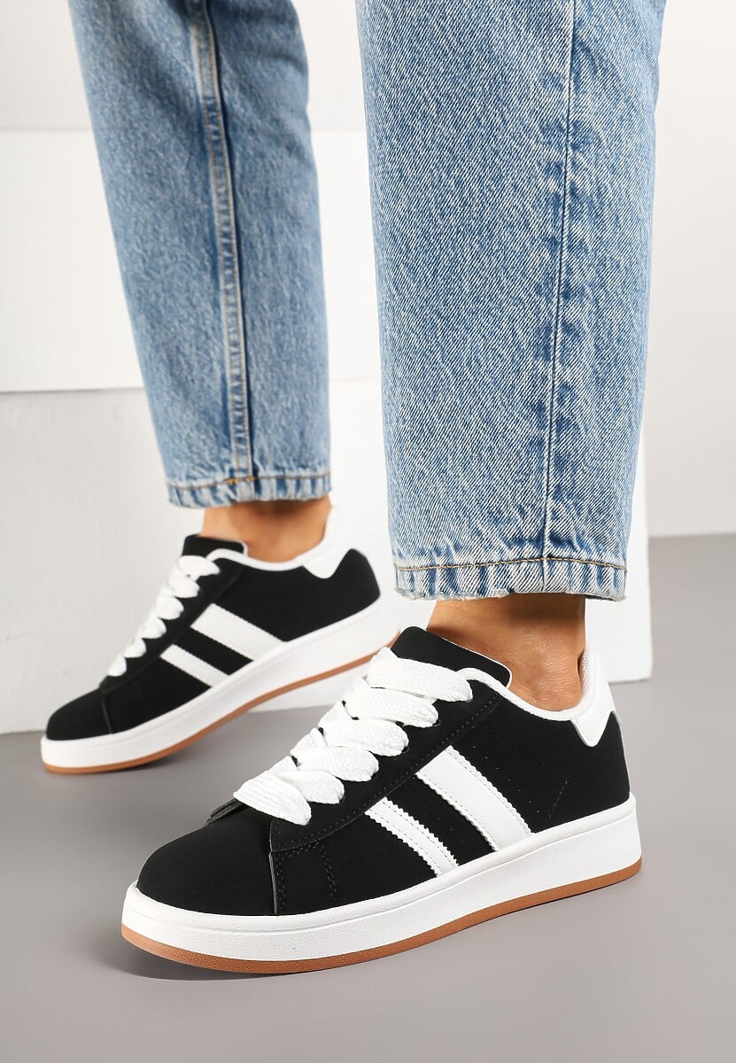 Czarno-Białe Sneakersy na Niskiej Platformie z Naszywkami Flordexia