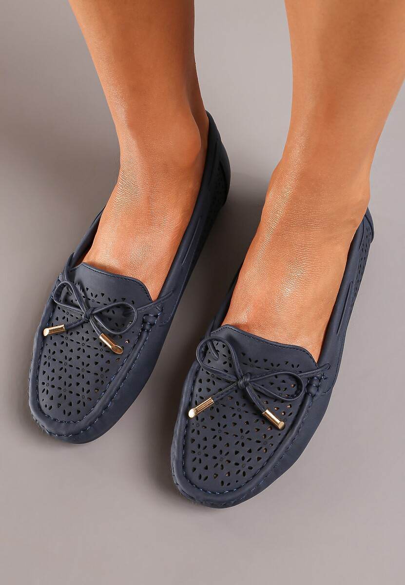 Granatowe Mokasyny z Cienką Kokardką Ozdobione Ażurową Perforacją Liovana
