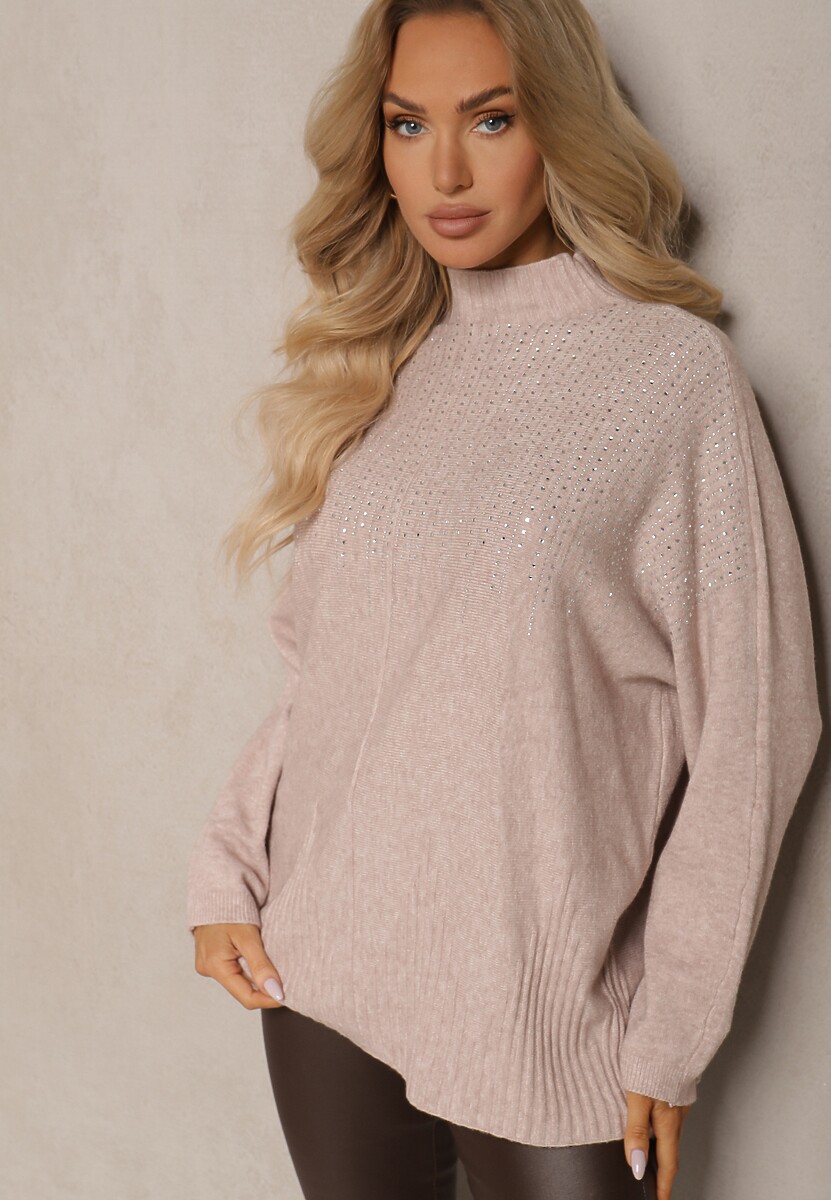 Ciemnobeżowy Golf o Kroju Oversize z Eleganckim Cyrkoniowym Zdobieniem przy Dekolcie Melirra