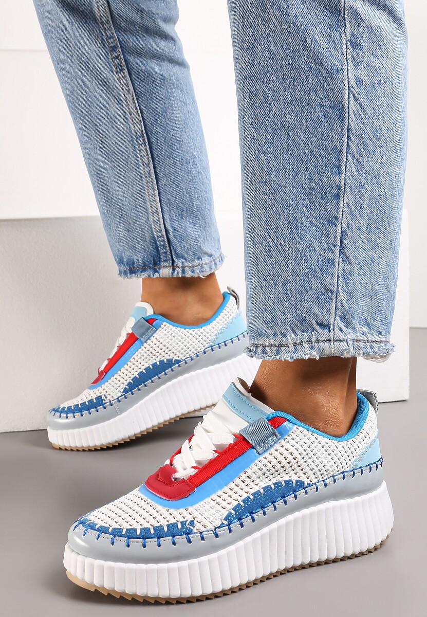 Biało-Niebieskie Sneakersy na Platformie Ozdobione Nitami i Patchworkowymi Wstawkami Jeneria