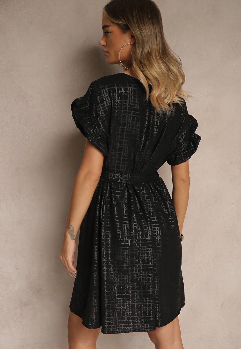 Czarna Sukienka z Paskiem i Falbankami przy Rękawach Folunelle